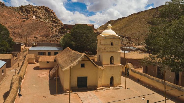 Esta es la Capilla Nuestra Señora de Belén, un monumento histórico nacional situado en Susques, Jujuy, Argentina.La estructura fue construida principalmente con adobe, piedra, paja y madera de cardón. Narrativa