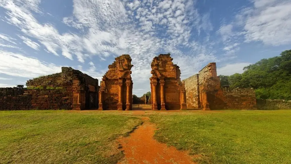 Ruinas de la reducción jesuítica San Ignacio Mini, puerta de la Iglesia, Provincia de Misiones, Argentina, Sudamérica Misiones Jesuiticas