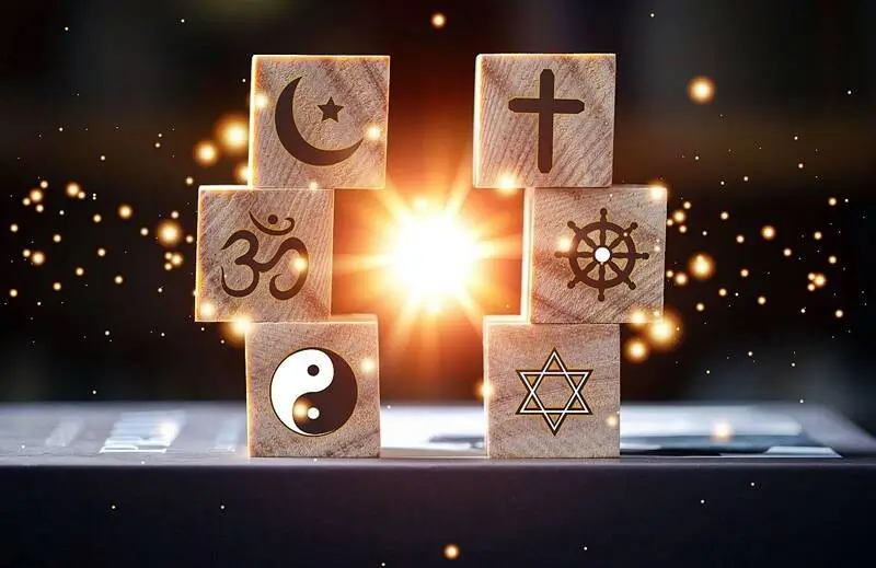Esta imagen representa símbolos de las principales religiones del mundo, incluyendo el cristianismo, el islam, el hinduismo, el budismo y el judaísmo.Los símbolos están grabados en cubos de madera, un diseño frecuentemente utilizado en conceptos de diálogo interreligioso.