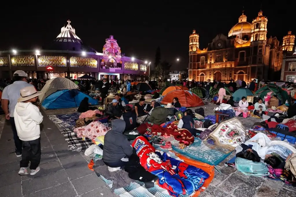La imagen muestra a miles de peregrinos acampando y durmiendo en las inmediaciones de la Basílica de Guadalupe en la Ciudad de México durante las celebraciones del Día de la Virgen de Guadalupe en diciembre capacidad de carga turismo religioso